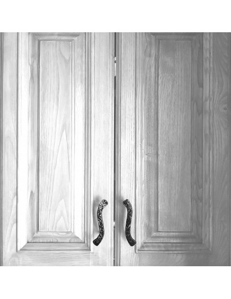 Poignée de meuble en fer forgé main TZIGANE Poignée de meuble en fer forgé main TZIGANE